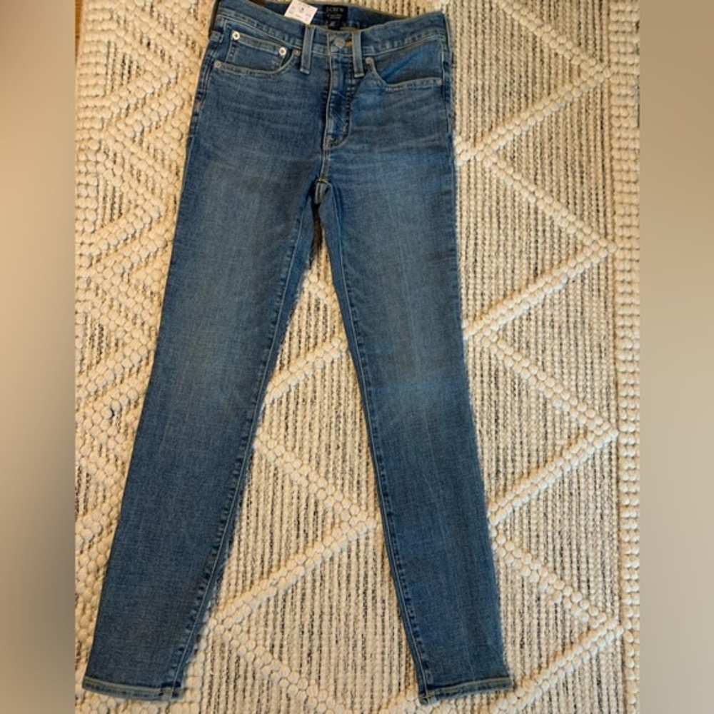 J. Crew 9" MID-RISE SKINNY JEAN IN SIGNATURE STRETCH
Size: 24